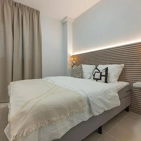 Modern And Bright 2 Bedroom Apt, Swimming Pool And Gym Apartment Estepona