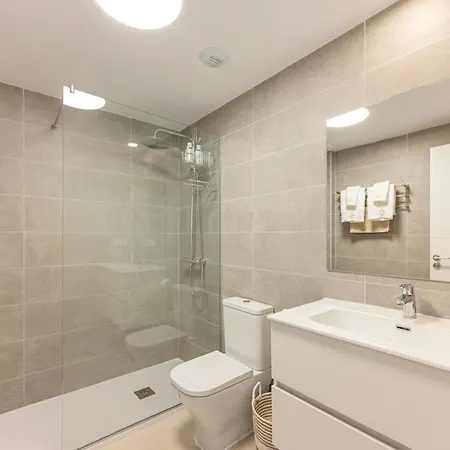 Modern And Bright 2 Bedroom Apt, Swimming Pool And Gym *