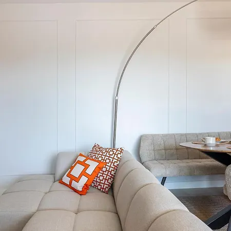 Modern And Bright 2 Bedroom Apt, Swimming Pool And Gym Apartment *