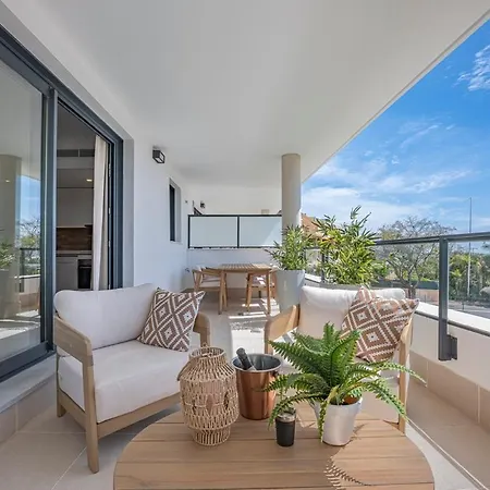 Modern And Bright 2 Bedroom Apt, Swimming Pool And Gym *
