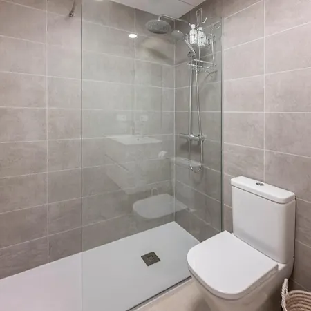 Modern And Bright 2 Bedroom Apt, Swimming Pool And Gym Apartment *