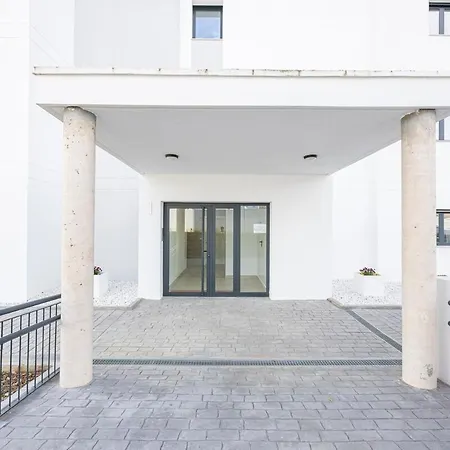 Modern And Bright 2 Bedroom Apt, Swimming Pool And Gym * Estepona