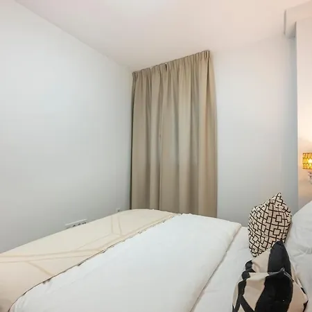 Modern And Bright 2 Bedroom Apt, Swimming Pool And Gym