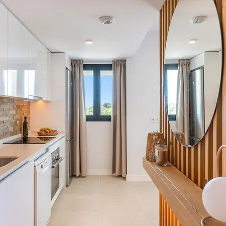 Modern And Bright 2 Bedroom Apt, Swimming Pool And Gym Apartment *
