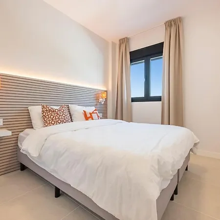 Modern And Bright 2 Bedroom Apt, Swimming Pool And Gym