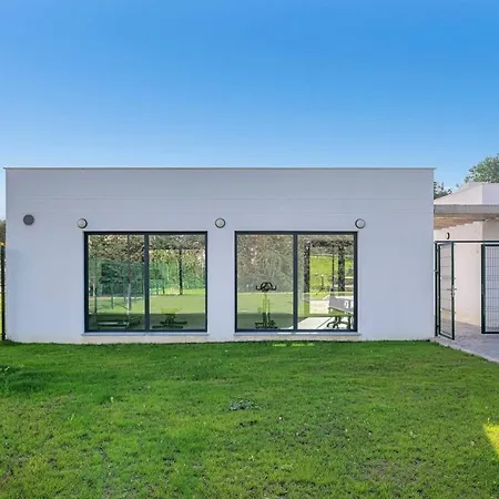 Modern And Bright 2 Bedroom Apt, Swimming Pool And Gym Apartment Estepona