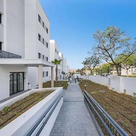 Modern And Bright 2 Bedroom Apt, Swimming Pool And Gym *