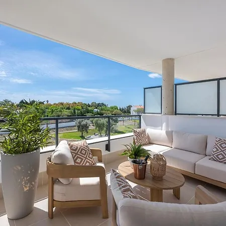 Modern And Bright 2 Bedroom Apt, Swimming Pool And Gym