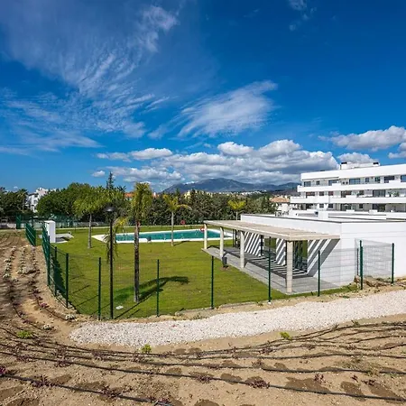 Modern And Bright 2 Bedroom Apt, Swimming Pool And Gym Apartment
