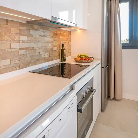 Apartment Modern And Bright 2 Bedroom Apt, Swimming Pool And Gym *