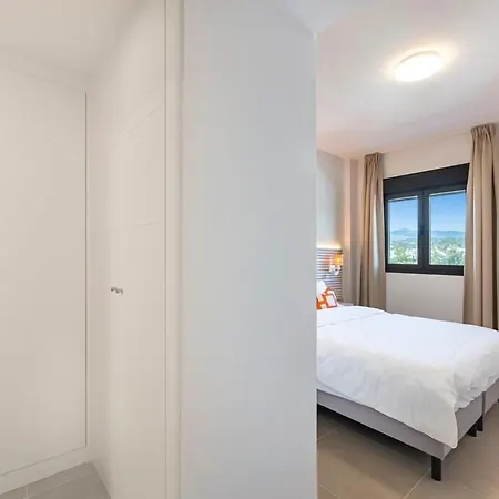 Modern And Bright 2 Bedroom Apt, Swimming Pool And Gym
