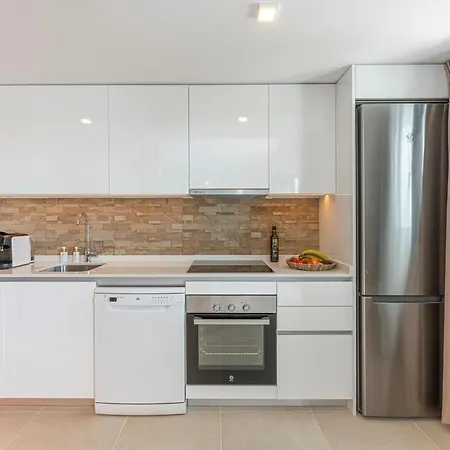 Modern And Bright 2 Bedroom Apt, Swimming Pool And Gym Apartment *