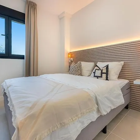 Modern And Bright 2 Bedroom Apt, Swimming Pool And Gym Apartment Estepona