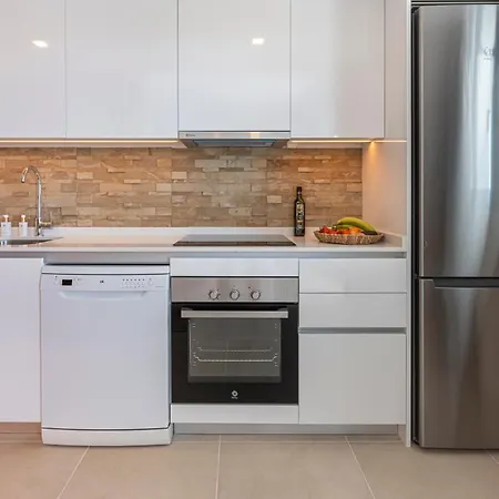Modern And Bright 2 Bedroom Apt, Swimming Pool And Gym Apartment