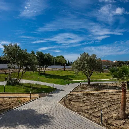 Modern And Bright 2 Bedroom Apt, Swimming Pool And Gym *