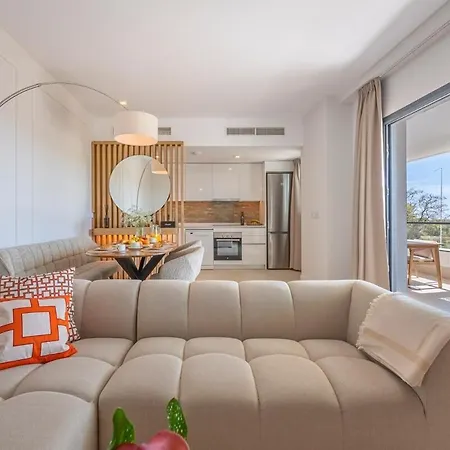 Modern And Bright 2 Bedroom Apt, Swimming Pool And Gym Apartment Estepona