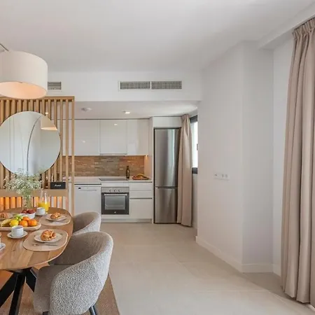 Modern And Bright 2 Bedroom Apt, Swimming Pool And Gym *