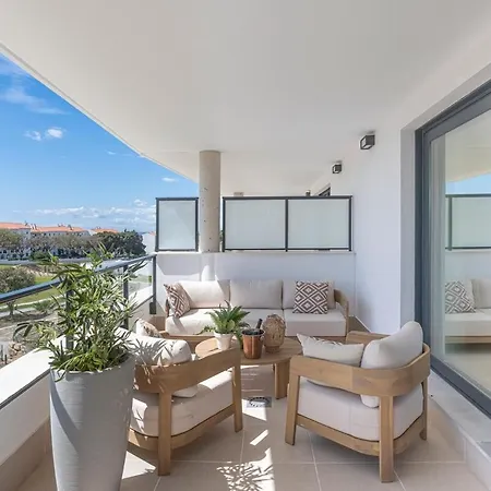 Modern And Bright 2 Bedroom Apt, Swimming Pool And Gym Apartment