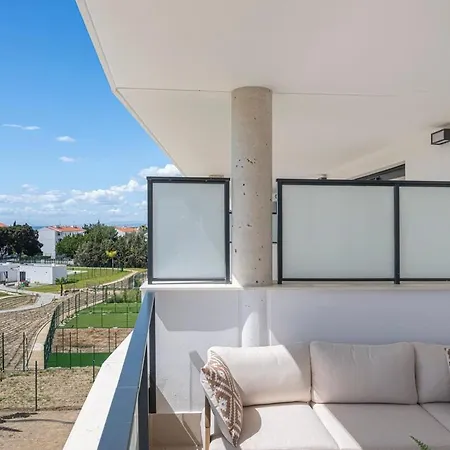 Modern And Bright 2 Bedroom Apt, Swimming Pool And Gym Apartment *