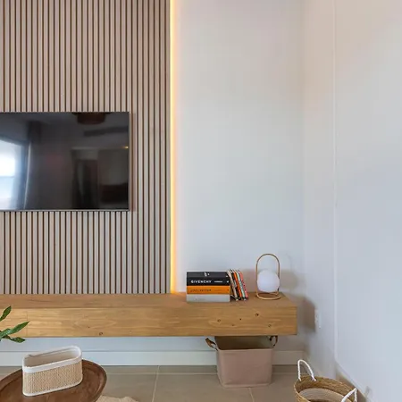 Modern And Bright 2 Bedroom Apt, Swimming Pool And Gym *