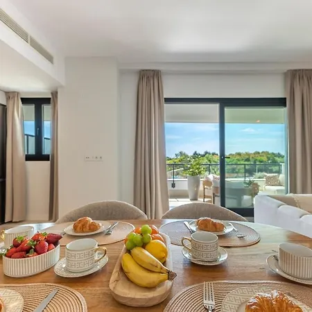 Modern And Bright 2 Bedroom Apt, Swimming Pool And Gym Apartment