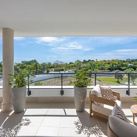Modern And Bright 2 Bedroom Apt, Swimming Pool And Gym Apartment Estepona