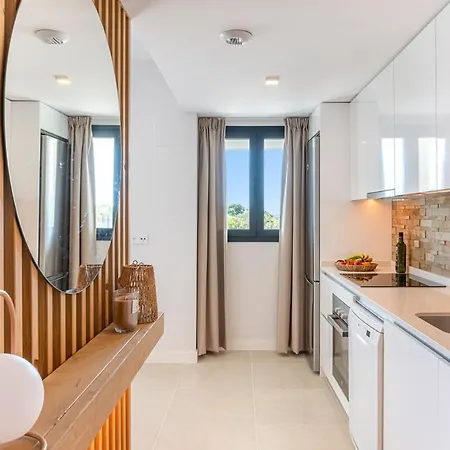 Modern And Bright 2 Bedroom Apt, Swimming Pool And Gym *