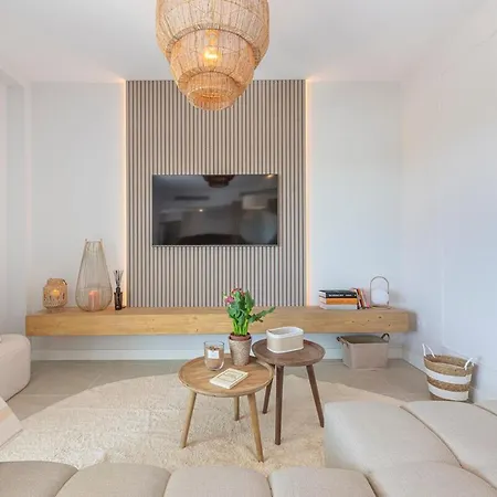 Modern And Bright 2 Bedroom Apt, Swimming Pool And Gym