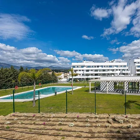 Modern And Bright 2 Bedroom Apt, Swimming Pool And Gym *