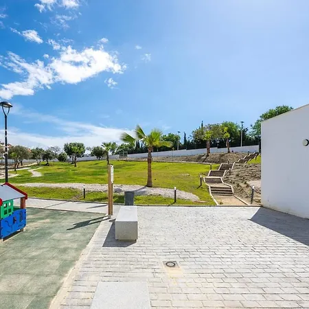 Modern And Bright 2 Bedroom Apt, Swimming Pool And Gym