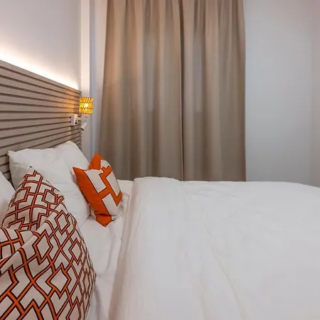 Modern And Bright 2 Bedroom Apt, Swimming Pool And Gym Apartment