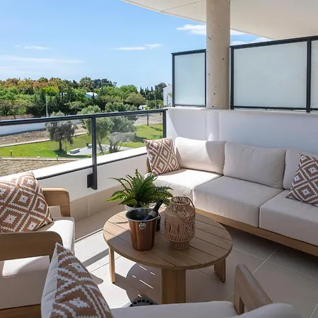 Modern And Bright 2 Bedroom Apt, Swimming Pool And Gym *