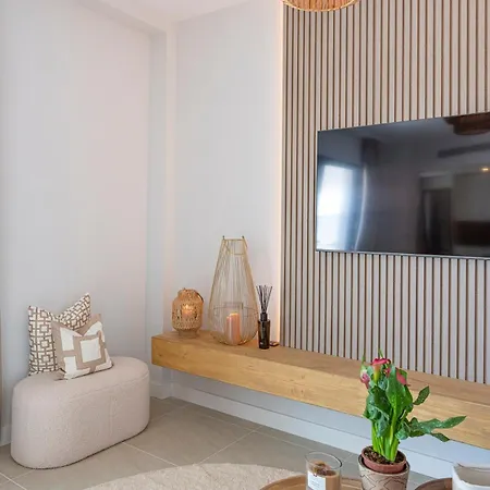 Modern And Bright 2 Bedroom Apt, Swimming Pool And Gym Apartment