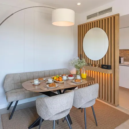 Modern And Bright 2 Bedroom Apt, Swimming Pool And Gym *