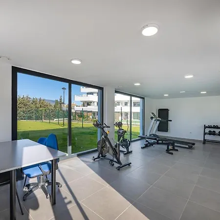 Apartment Modern And Bright 2 Bedroom Apt, Swimming Pool And Gym