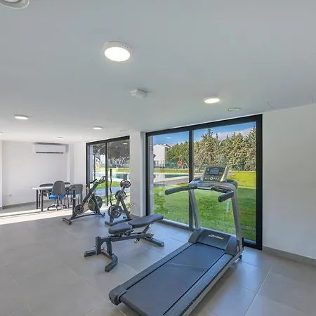 Modern And Bright 2 Bedroom Apt, Swimming Pool And Gym *