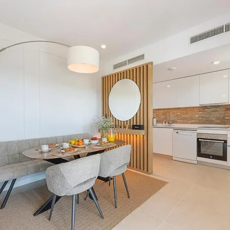 Apartment Modern And Bright 2 Bedroom Apt, Swimming Pool And Gym *