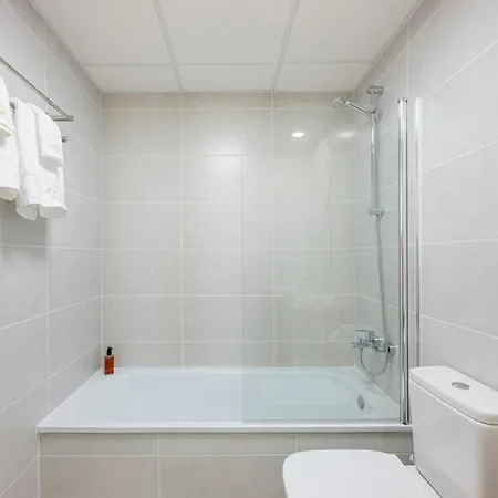 Modern And Bright 2 Bedroom Apt, Swimming Pool And Gym Estepona