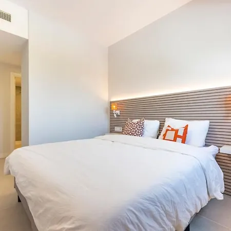 Modern And Bright 2 Bedroom Apt, Swimming Pool And Gym Apartment *