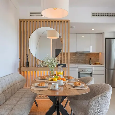 Modern And Bright 2 Bedroom Apt, Swimming Pool And Gym